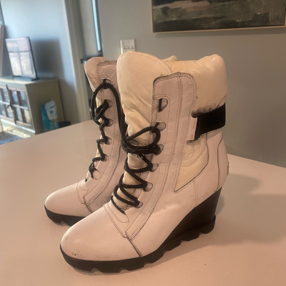Sorel Puffy White Lace-Up Wedge Ankle Boots